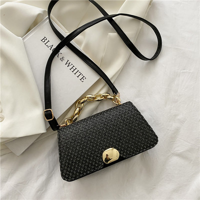 Moderna sieviešu soma ar metāla ķēdīti un aizdari