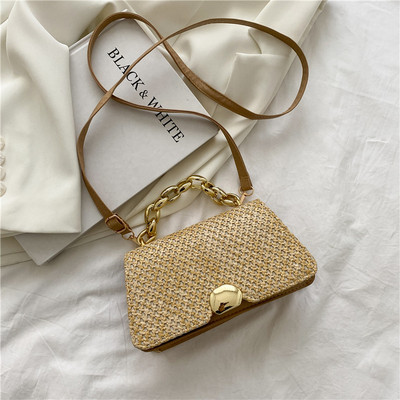 Moderna sieviešu soma ar metāla ķēdīti un aizdari