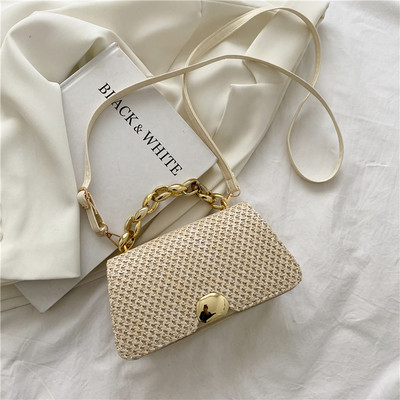 Moderna sieviešu soma ar metāla ķēdīti un aizdari