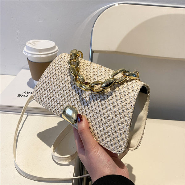 Moderna sieviešu soma ar metāla ķēdīti un aizdari