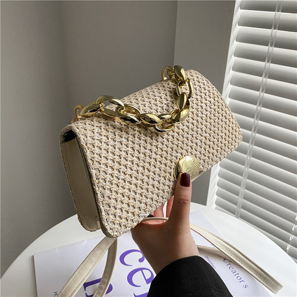 Moderna sieviešu soma ar metāla ķēdīti un aizdari