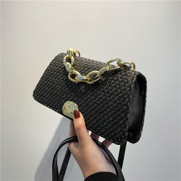 Moderna sieviešu soma ar metāla ķēdīti un aizdari