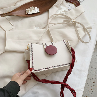 Sieviešu soma ar izšuvumu un metāla aizdari