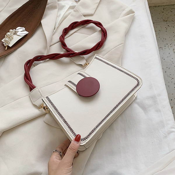 Sieviešu soma ar izšuvumu un metāla aizdari