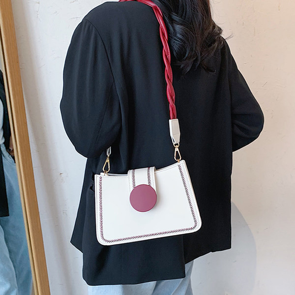 Sieviešu soma ar izšuvumu un metāla aizdari