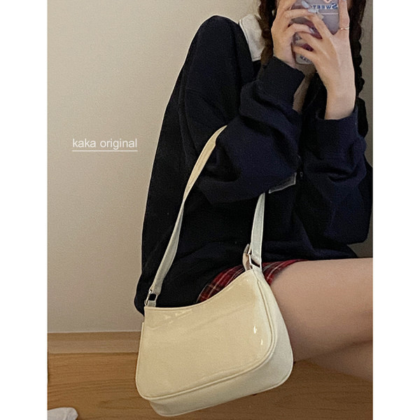 Geantă de umăr de damă modernă din piele lăcuită