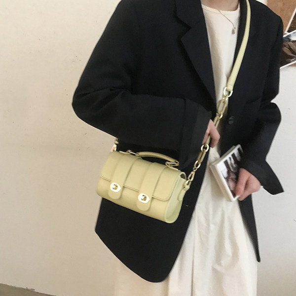 Jauna modeļa sieviešu soma ar metāla aizdari