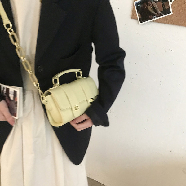 Jauna modeļa sieviešu soma ar metāla aizdari