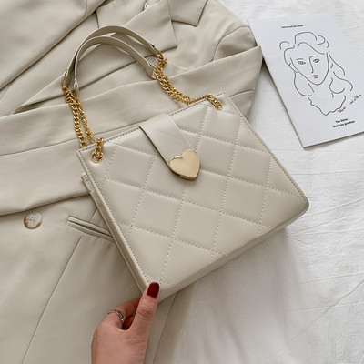 Sieviešu ādas soma ar metāla aizdari un rokturiem