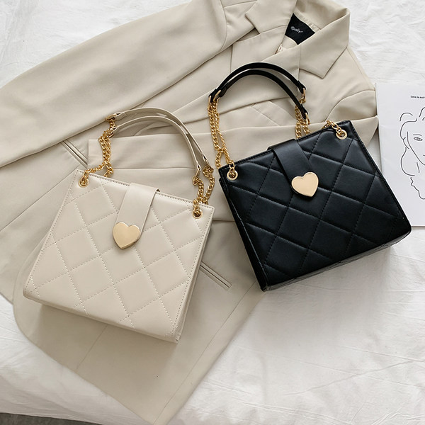 Sieviešu ādas soma ar metāla aizdari un rokturiem