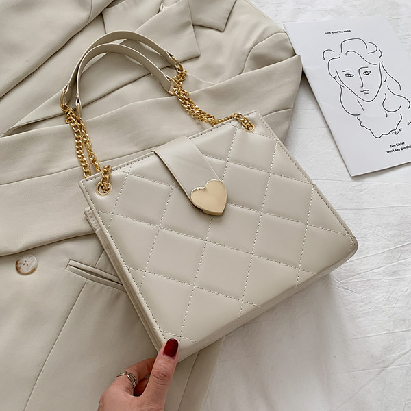 Sieviešu ādas soma ar metāla aizdari un rokturiem