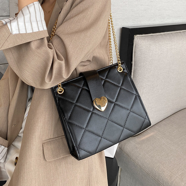 Sieviešu ādas soma ar metāla aizdari un rokturiem