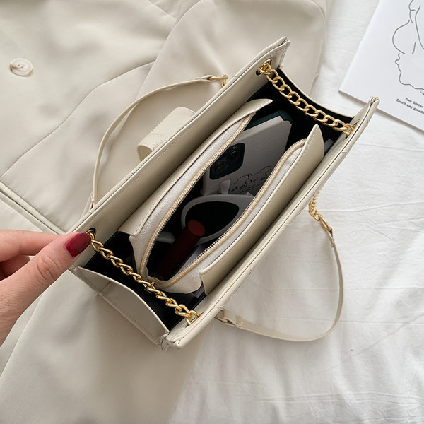 Sieviešu ādas soma ar metāla aizdari un rokturiem