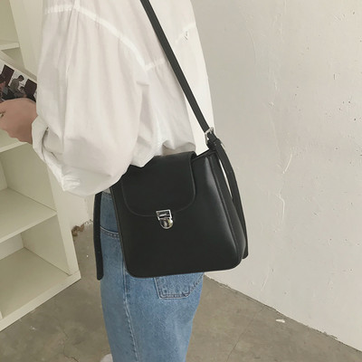 Σύγχρονη γυναικεία τσάντα ώμου από οικολογικό δέρμα με μεταλλική στερέωση