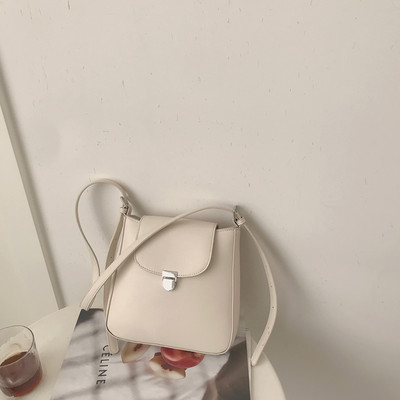 Σύγχρονη γυναικεία τσάντα ώμου από οικολογικό δέρμα με μεταλλική στερέωση