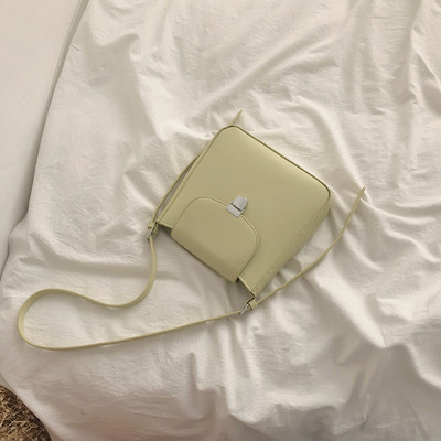 Σύγχρονη γυναικεία τσάντα ώμου από οικολογικό δέρμα με μεταλλική στερέωση