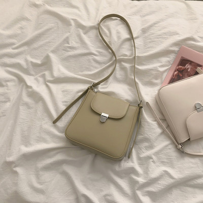 Σύγχρονη γυναικεία τσάντα ώμου από οικολογικό δέρμα με μεταλλική στερέωση