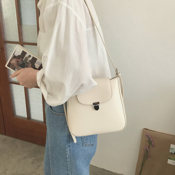 Σύγχρονη γυναικεία τσάντα ώμου από οικολογικό δέρμα με μεταλλική στερέωση