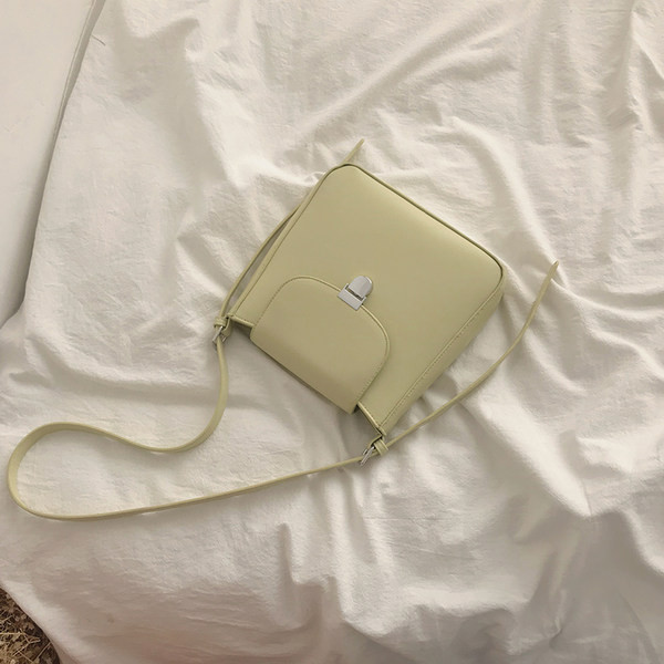 Σύγχρονη γυναικεία τσάντα ώμου από οικολογικό δέρμα με μεταλλική στερέωση