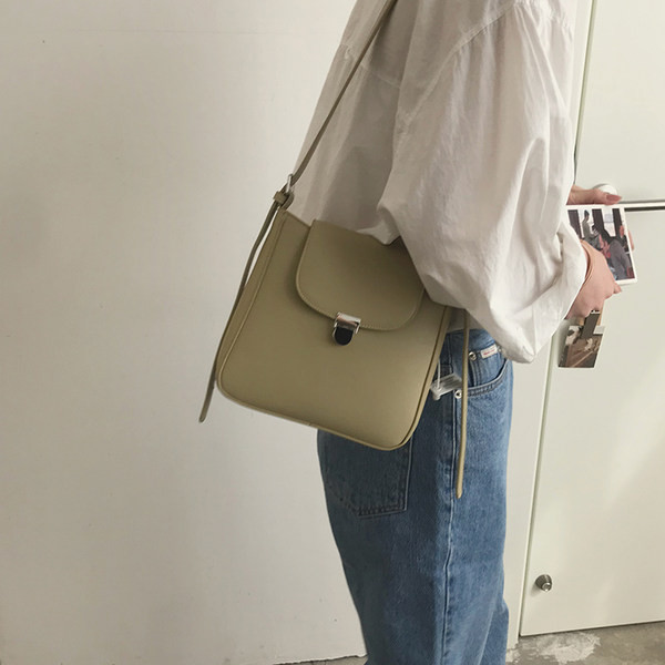 Σύγχρονη γυναικεία τσάντα ώμου από οικολογικό δέρμα με μεταλλική στερέωση