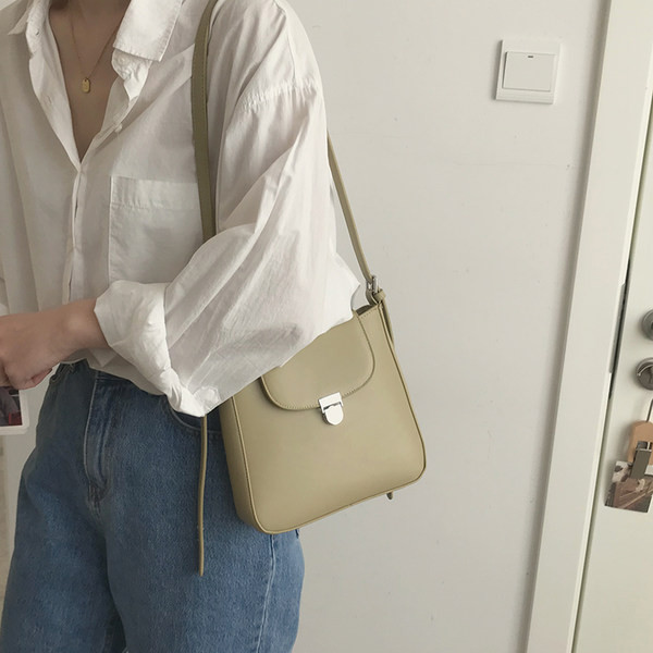 Σύγχρονη γυναικεία τσάντα ώμου από οικολογικό δέρμα με μεταλλική στερέωση