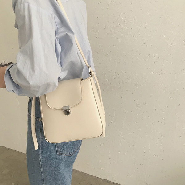 Σύγχρονη γυναικεία τσάντα ώμου από οικολογικό δέρμα με μεταλλική στερέωση