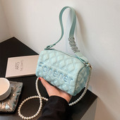 Μικρή τσάντα από ανάγλυφο δέρμα και λαβή από πέρλες