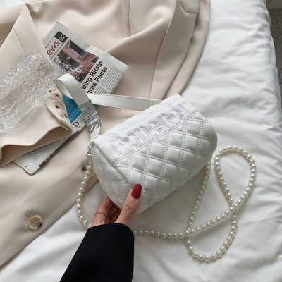 Μικρή τσάντα από ανάγλυφο δέρμα και λαβή από πέρλες