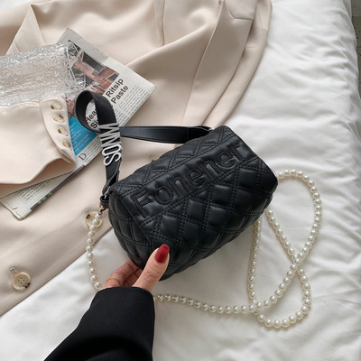 Μικρή τσάντα από ανάγλυφο δέρμα και λαβή από πέρλες