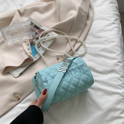 Μικρή τσάντα από ανάγλυφο δέρμα και λαβή από πέρλες