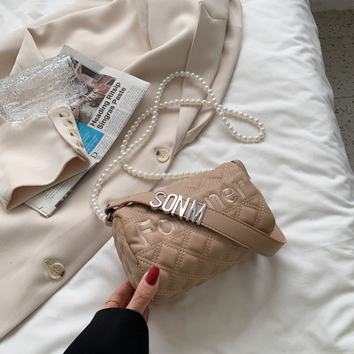 Μικρή τσάντα από ανάγλυφο δέρμα και λαβή από πέρλες