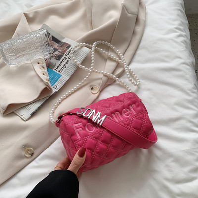 Μικρή τσάντα από ανάγλυφο δέρμα και λαβή από πέρλες