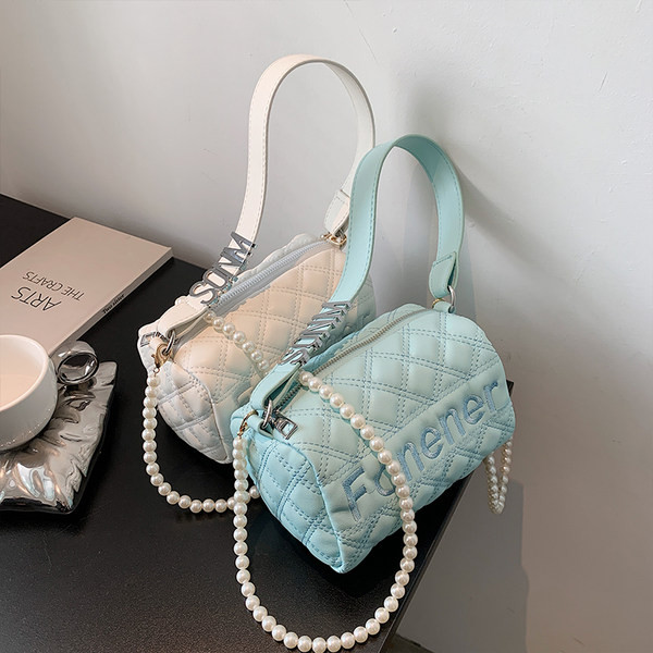 Μικρή τσάντα από ανάγλυφο δέρμα και λαβή από πέρλες