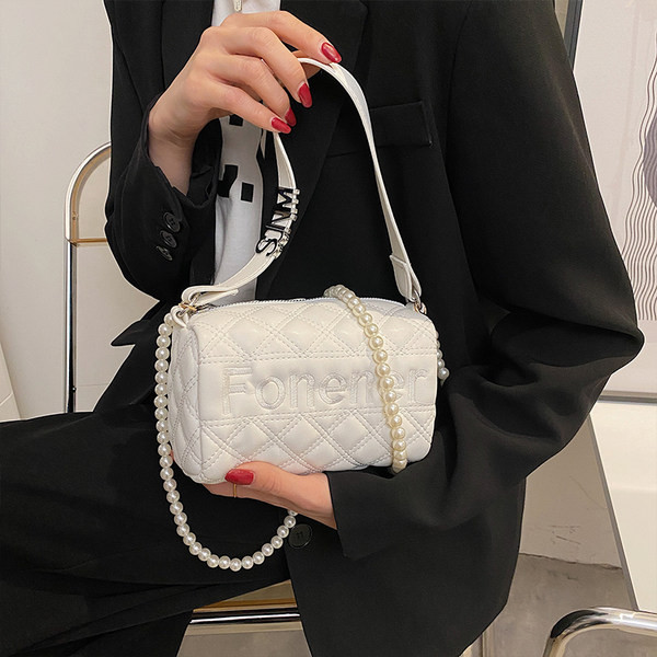 Μικρή τσάντα από ανάγλυφο δέρμα και λαβή από πέρλες