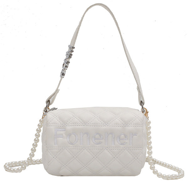 Μικρή τσάντα από ανάγλυφο δέρμα και λαβή από πέρλες