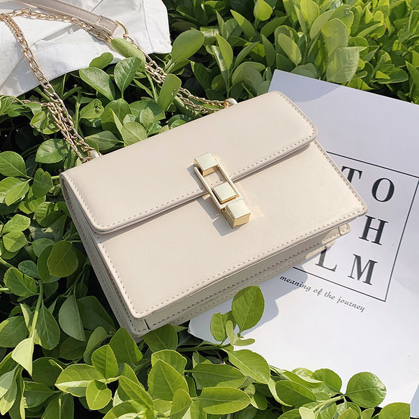 Geanta de dama cu inchidere metalica din imitatie de piele