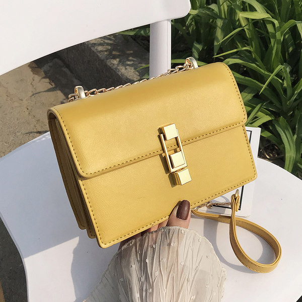 Geanta de dama cu inchidere metalica din imitatie de piele