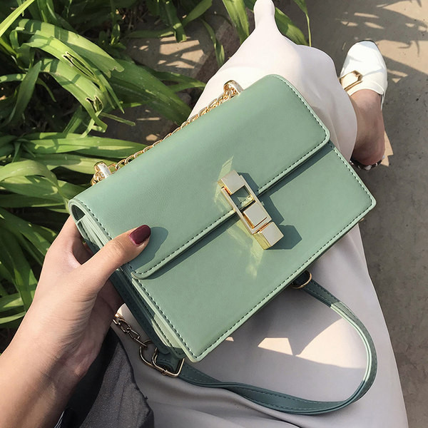 Geanta de dama cu inchidere metalica din imitatie de piele