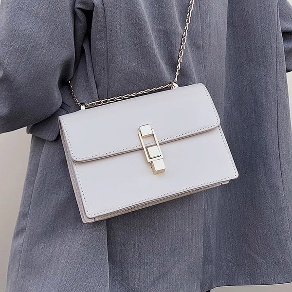 Geanta de dama cu inchidere metalica din imitatie de piele