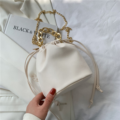 Γυναικεία έκο δερμάτινη τσάντα με μεταλλική αλυσίδα και ελαστική