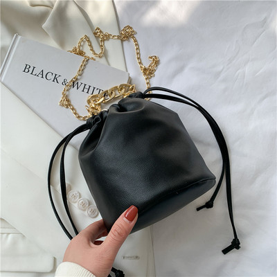 Γυναικεία έκο δερμάτινη τσάντα με μεταλλική αλυσίδα και ελαστική