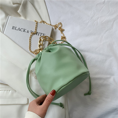 Γυναικεία έκο δερμάτινη τσάντα με μεταλλική αλυσίδα και ελαστική