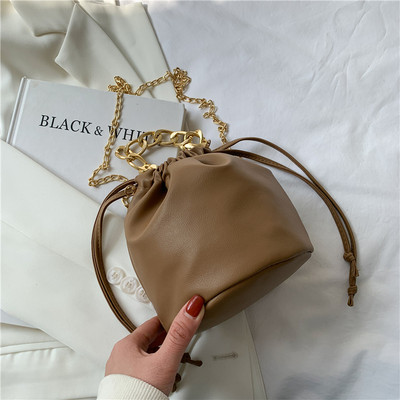 Γυναικεία έκο δερμάτινη τσάντα με μεταλλική αλυσίδα και ελαστική