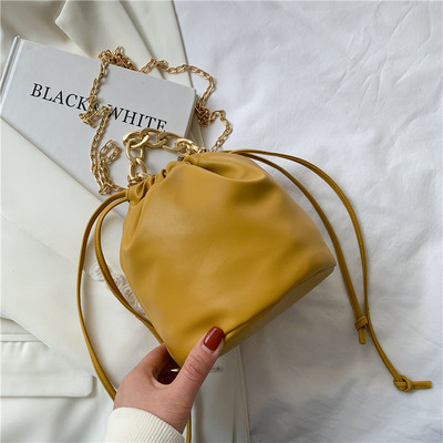 Γυναικεία έκο δερμάτινη τσάντα με μεταλλική αλυσίδα και ελαστική