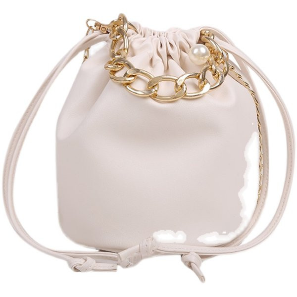 Γυναικεία έκο δερμάτινη τσάντα με μεταλλική αλυσίδα και ελαστική