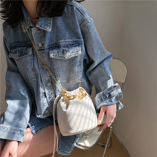 Γυναικεία έκο δερμάτινη τσάντα με μεταλλική αλυσίδα και ελαστική