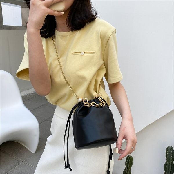 Γυναικεία έκο δερμάτινη τσάντα με μεταλλική αλυσίδα και ελαστική