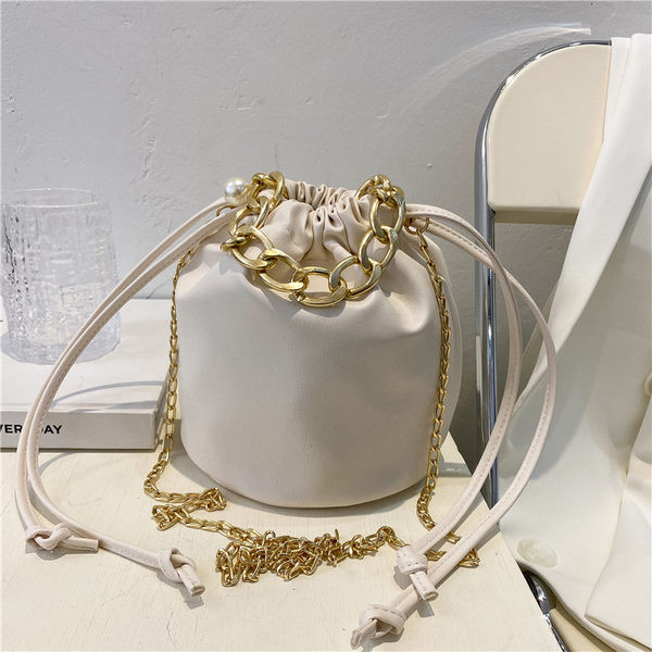 Γυναικεία έκο δερμάτινη τσάντα με μεταλλική αλυσίδα και ελαστική