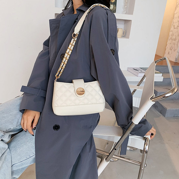 Γυναικεία έκο  δερμάτινη τσάντα με κουμπιά