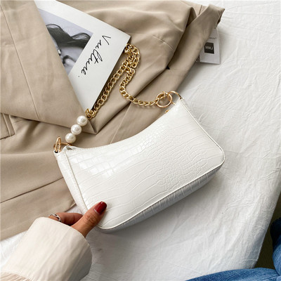 Γυναικεία έκο δερμάτινη τσάντα με μεταλλική αλυσίδα και πέρλες